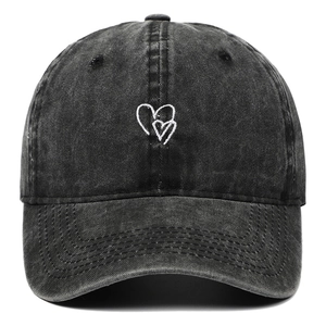 Berretto da baseball in cotone lavato grigio scuro con ricamo a doppio cuore bianco