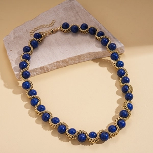 Collana vintage con perle blu scuro e catena a spirale dorata per donna