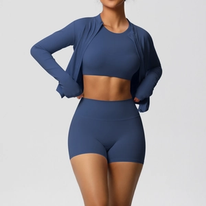 Détails d'un ensemble de sport trois pièces bleu foncé avec short et veste de yoga