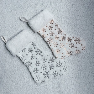 Set di due calze natalizie in peluche bianco con fiocchi di neve in paillettes oro e argento