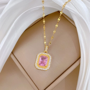 Collier élégant en acier titane doré avec pendentif zircon rose carré et halo cristal