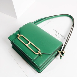 Dettaglio della borsa in pelle verde con grana litchi fine e fibbia in metallo dorato