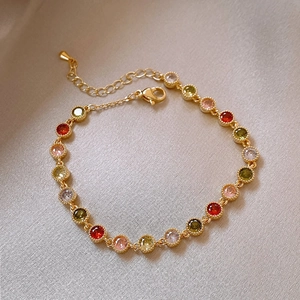Bracciale dorato con zirconi colorati rotondi e montatura con bordi a perline