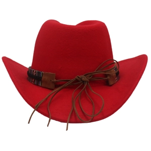 Chapeau de cowboy rouge avec bande ethnique géométrique et cordon en cuir marron