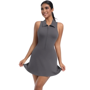 Détail d'une robe de tennis gris foncé avec fermeture éclair fonctionnelle et col polo classique