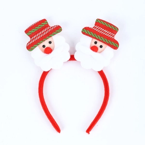 Détail du serre-tête de Noël avec figurines de Père Noël en peluche et chapeaux rayés