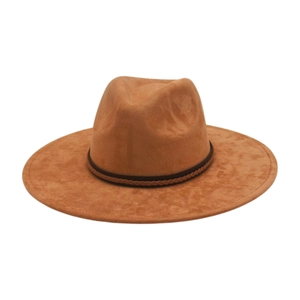 Eleganter kamelfarbener Fedora-Hut mit braunem Lederflechtband auf weißem Hintergrund