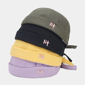 Pila de cuatro gorros docker vintage bordados en varios colores para estilo unisex