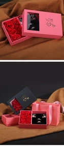 Coffret cadeau avec roses artificielles rouges et fentes pour colliers et bagues