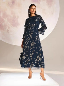 Abito lungo in chiffon blu scuro con stampe celesti di lune e stelle argentate