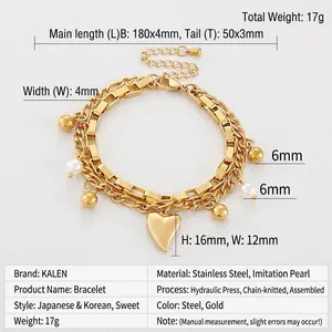 Détail du bracelet double couche en acier inoxydable avec pendentif cœur et perles blanches