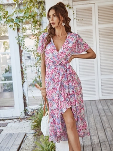 Détail de la robe portefeuille à fleurs roses et violettes avec col en V et volants