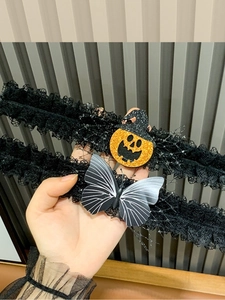 Halloween Spitzen-Armband mit dekorativen Kürbishexe- und Schmetterlingselementen