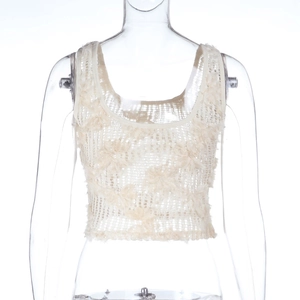 Dettaglio ravvicinato del tessuto in pizzo crochet bianco crema con trama floreale traforata
