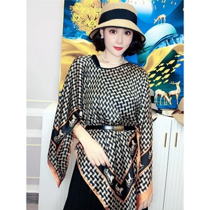 Detailmuster eines luxuriösen Brokat-Sonnenschutzponchos mit goldenen Kutschenmotiven