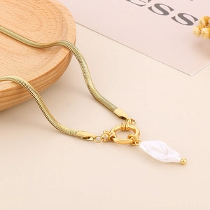 Collier chaîne serpent dorée style vintage français avec perle baroque en étoile