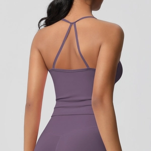 Dettaglio del design incrociato sulla schiena di questo reggiseno sportivo viola
