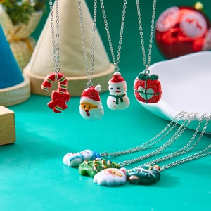 Festliche Weihnachts-Halsketten mit Harz-Anhängern wie Schneemann und Weihnachtsmann-Motiven