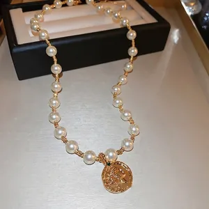 Französische Vintage-Perlenkette mit vergoldetem Münzanhänger und grünem Edelstein