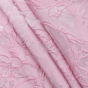 Vue macro détaillée du satin jacquard rose tendre avec textures de broderie florale 3D