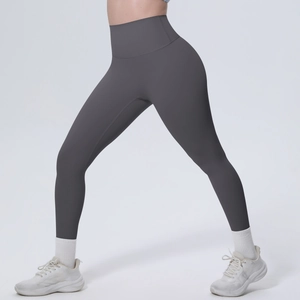 Detail von dunkelgrauer High-Waist-Leggings mit weißen Socken und Sportschuhen