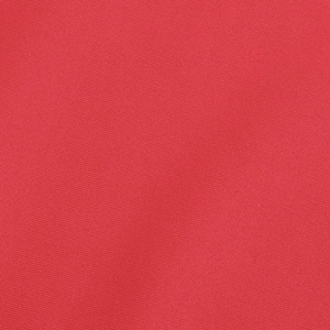 Gros plan sur la texture du tissu en maille rouge vif de la robe de soirée fendue