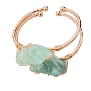 Bracciale rigido in filo d'oro rosa con pietra di cristallo naturale verde irregolare