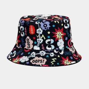 Dettaglio dei motivi graffiti Pop Art e dei testi a fumetti sul cappello a secchiello