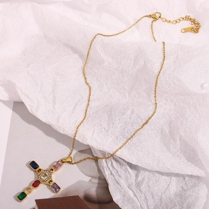 Détail du pendentif croix plaqué or 18 carats avec pierres colorées et zircons