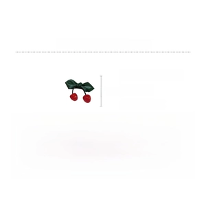 Vue détaillée de la pince à cheveux cerise rouge avec feuilles vertes et taille 4.5cm