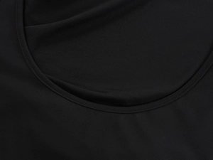 Détail macro du col à double couture de qualité sur un t-shirt noir ajusté et sexy