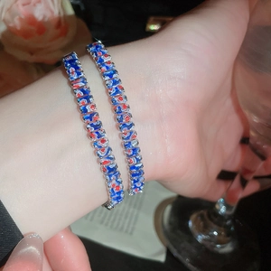 Gros plan de bracelets bohèmes argentés avec des incrustations de résine colorée