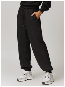 Details einer schwarzen Jogginghose mit hoher Taille, Kordelzug und Bündchen
