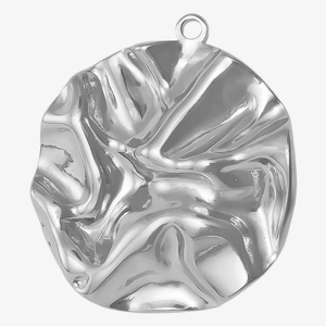 Détail macro du pendentif rond argenté avec texture plissée en acier inoxydable 304