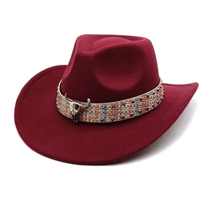 Klassischer burgunderroter Western-Cowboyhut mit silbernem Stierschädel und Webband
