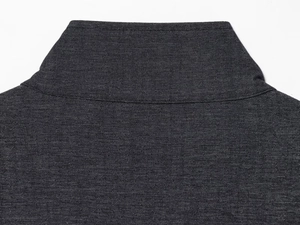 Détail du col d'une veste en jean gris foncé avec doubles coutures renforcées