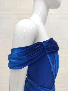 Gros plan sur une robe bustier en velours bleu roi avec détails froncés à la taille