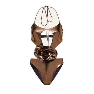 Metalen bronzen monokini met halternek en 3D-bloemendecoratie op een witte achtergrond