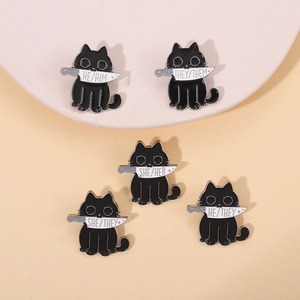 Spilla in Smalto Gatto Nero con Coltello Stile Dark Goth Lega con Pronomi SHE HER HE HIM THEY Distintivi Gioielli Accessori