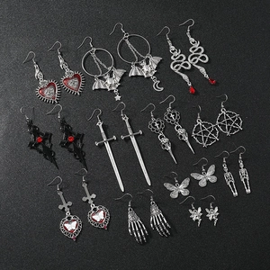 Ensemble de 12 paires de boucles d'oreilles gothiques avec serpent, chauve-souris et crâne
