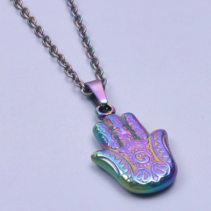 Détail du pendentif Main de Fatma avec finition plaquée aux couleurs de l'arc-en-ciel