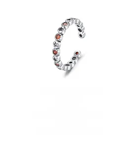 Détail macro du poinçon en argent sterling S925 et des incrustations d'étoiles orange
