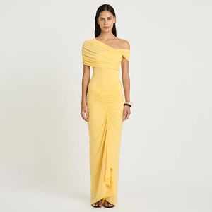 Détail du drapé froncé élégant et de l'encolure asymétrique de cette robe longue jaune