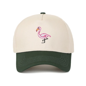 Detail der Flamingo-Stickerei auf einer zweifarbigen cremeweißen und waldgrünen Kappe