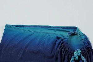 Détail de la jupe dégradé bleu avec découpe en anneau et cordon de serrage tressé chic