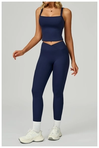 Détail d'ensemble de yoga avec taille haute croisée en V et poches latérales pratiques