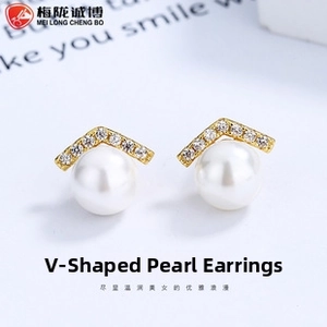 Vue détaillée d'élégantes boucles d'oreilles perles en V avec accents de zircon