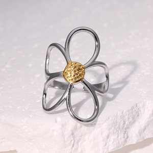 Anello a margherita bicolore regolabile in oro e argento su base in pietra bianca