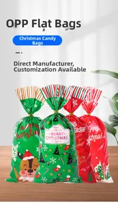Dettaglio di sacchetti natalizi per dolci con renne, fiocchi e lacci dorati