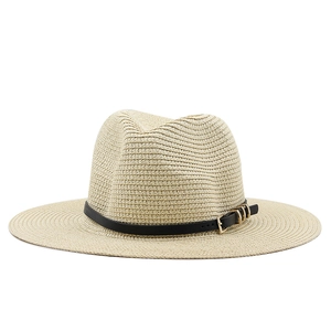 Détail de la texture du chapeau de paille avec ruban cuir noir et boucle dorée
